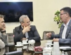 ورود معاون وزیر و رئیس سازمان تات با استقبال رئیس و معاونین مرکز تحقیقات اصفهان به استان اصفهان