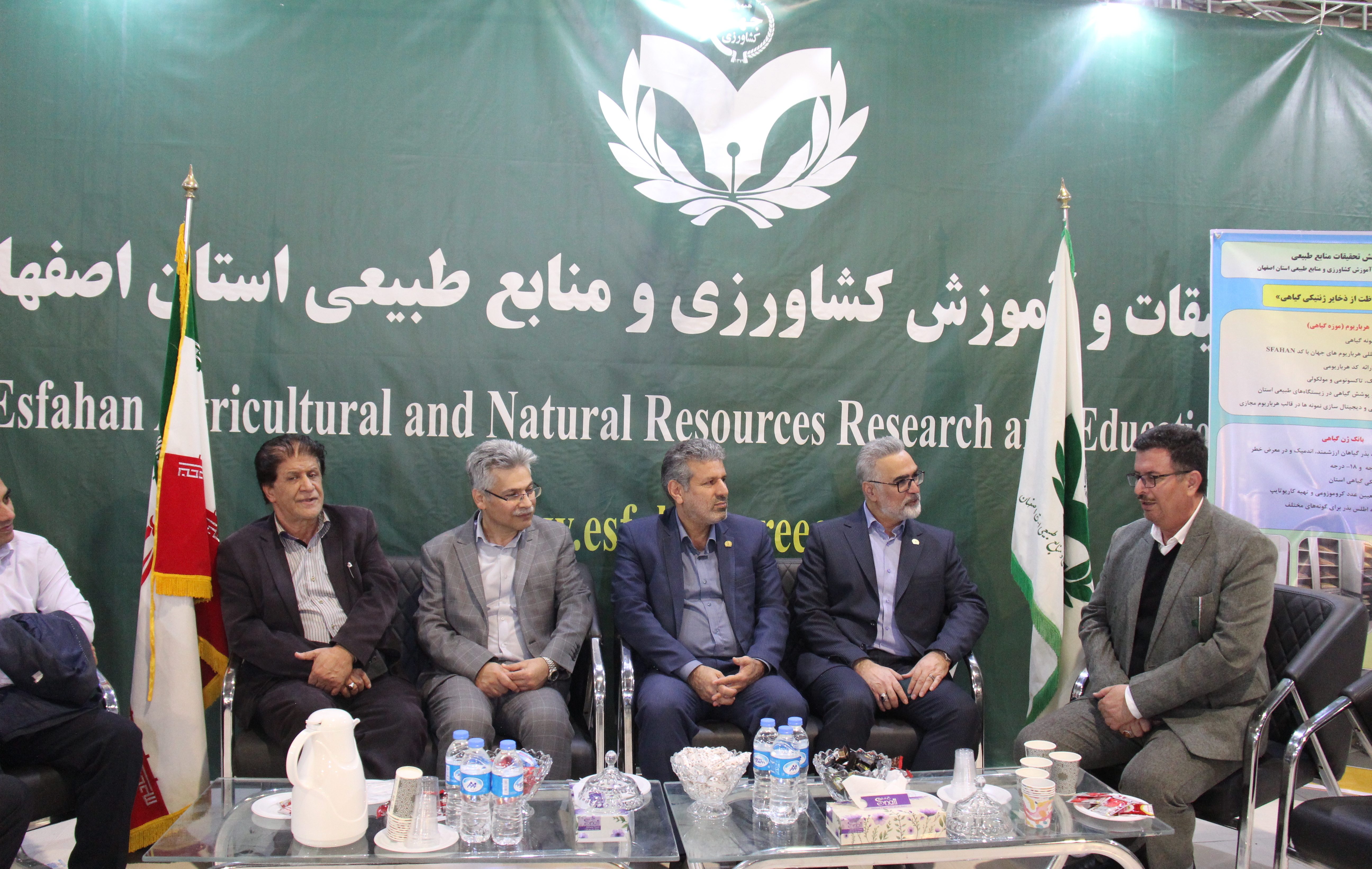 غرفه مرکز تحقیقات کشاورزی و منابع طبیعی اصفهان در نمایشگاه تخصصی کشاورزی اصفهان