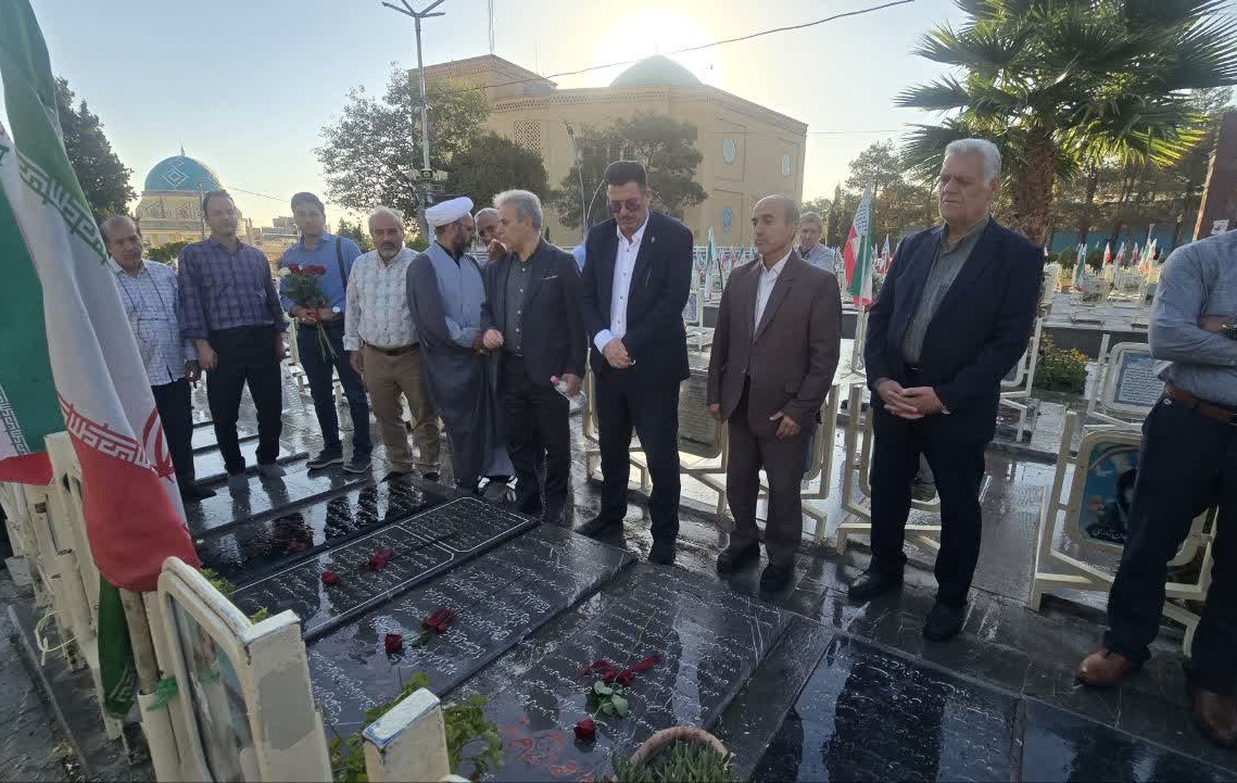 مراسم غبار روبی در گلستان شهدای اصفهان