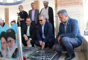 عطر افشانی و غبار روبی مزار شهدا در اصفهان  با حضور رئیس سازمان تات