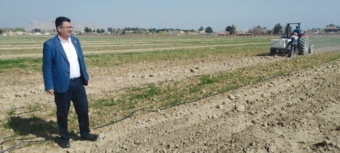 بازدید رئیس مرکز اصفهان از روند مبارزه با علف های هرز مزارع بذری غلات