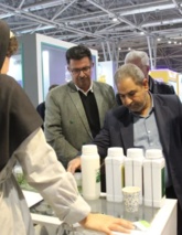 بازدید رحیمی نماینده مردم فلاورجان در مجلس شورای اسلامی از غرفه مرکز تحقیقات اصفهان